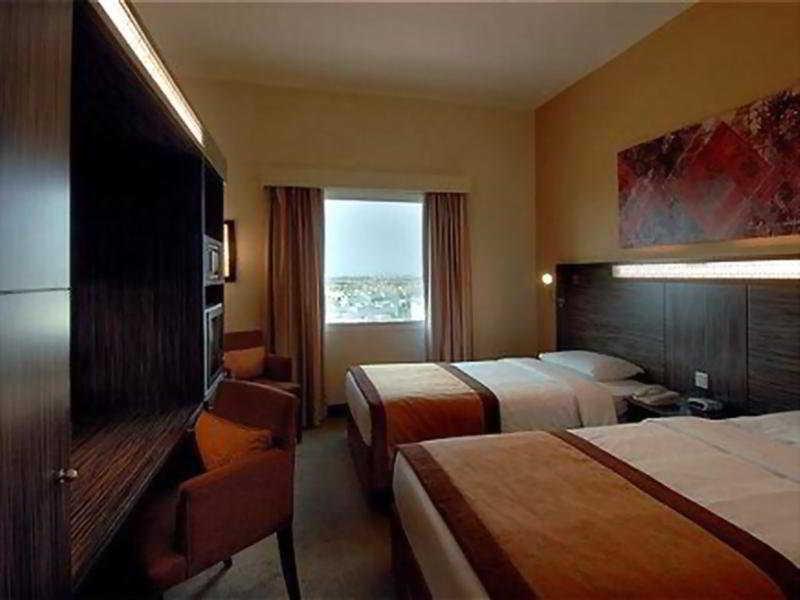 Holiday Inn Express Dubai Safa Park By Ihg Exterior foto
